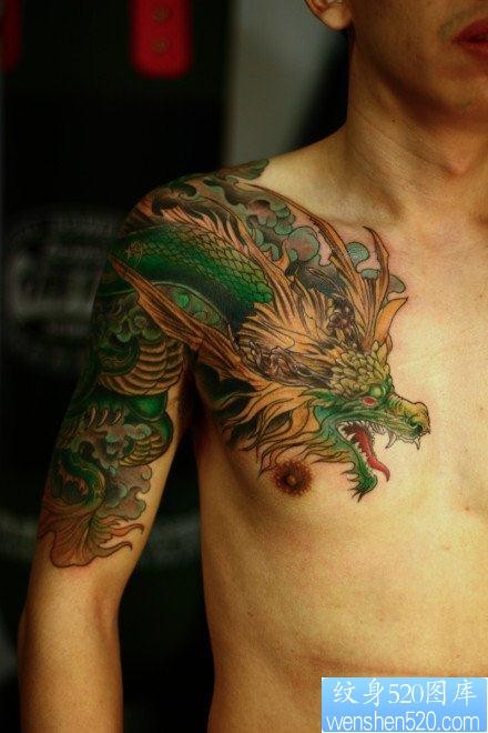 一张超酷的男生的欧美披肩龙纹身图片
