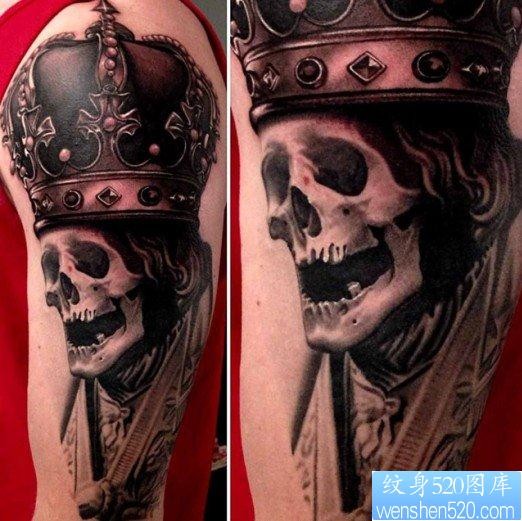为大家大臂上一张骷髅皇冠纹身图片