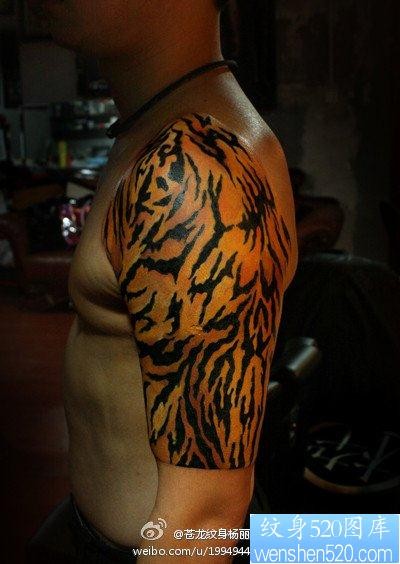 男生手臂超帅的豹纹纹身图片