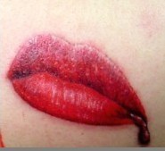 性感流血的嘴唇纹身图片