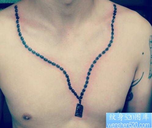 男生胸前一张项链纹身图片