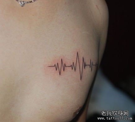 男生胸部一张心电图纹身图片