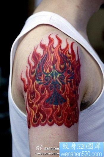 男性手臂流行经典的火焰纹身图片