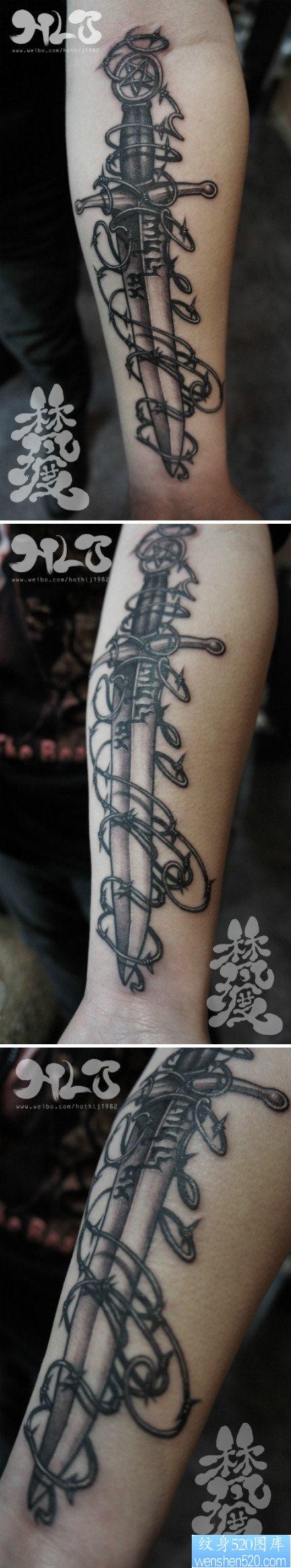 男生手臂经典的宝剑与荆条纹身图片
