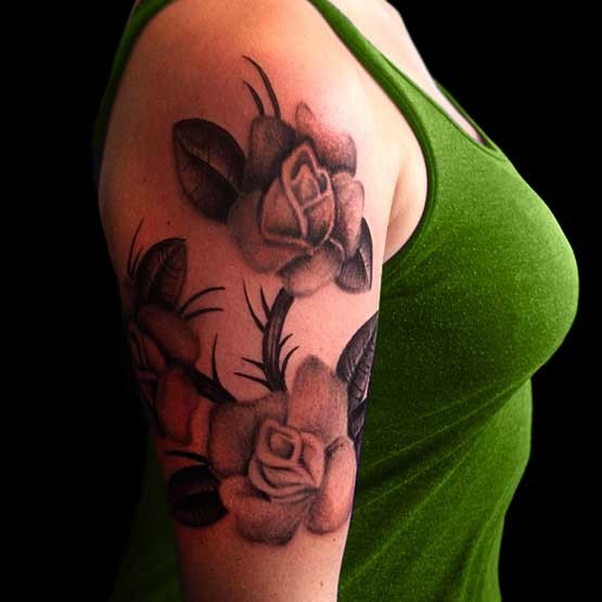 女性手臂时尚的花朵纹身