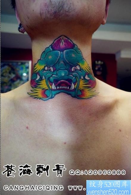 男生脖子处经典超酷的唐狮纹身图片