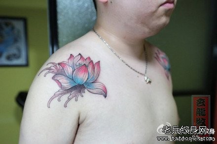 男生肩膀处唯美的莲花纹身图片