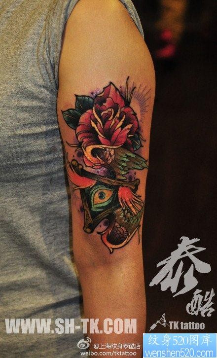男生手臂漂亮玫瑰花与眼睛翅膀纹身图片