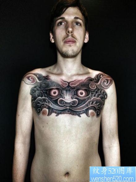 男生前胸超酷流行的唐狮纹身图片