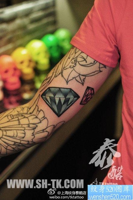 手臂精美流行的彩色钻石纹身图片