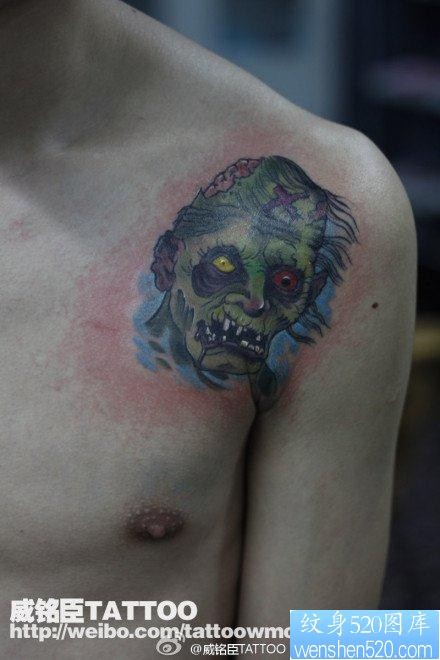 男生肩膀处另类超酷的僵尸纹身图片