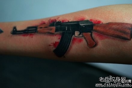 男生手臂超帅的手枪纹身图片