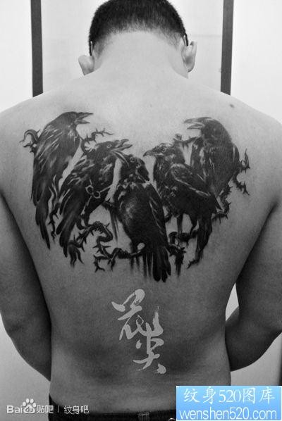 男生后背帅气的乌鸦纹身图片