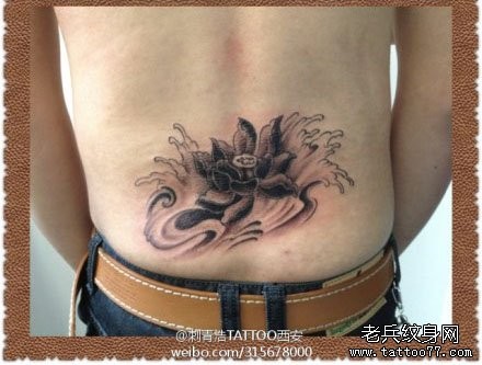 男生腰部唯美流行的黑灰莲花纹身图片