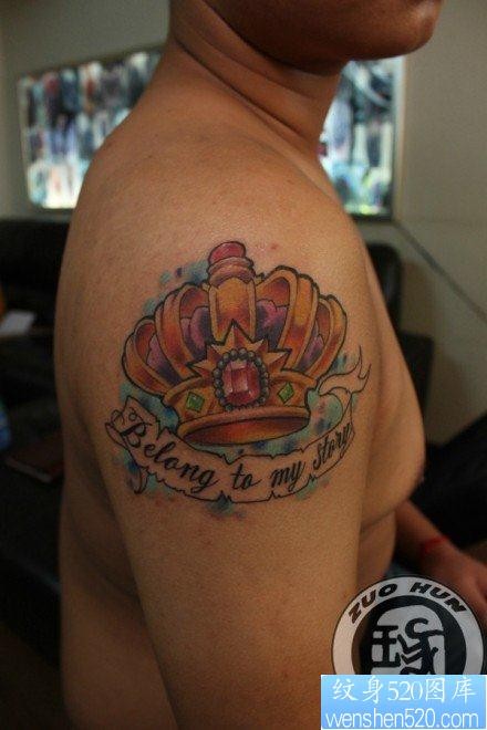 手臂前卫流行的彩色皇冠纹身图片