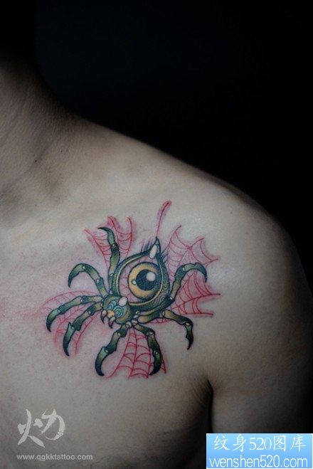 男生胸前经典前卫的蜘蛛纹身图片