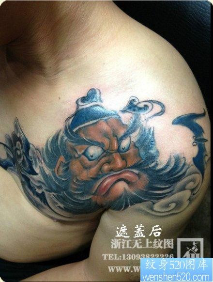 男性肩膀处经典的钟馗纹身图片