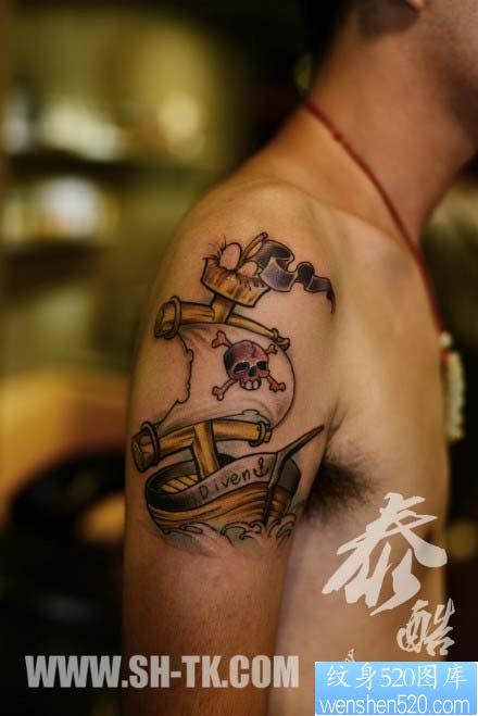手臂前卫流行的一张小海盗船纹身图片