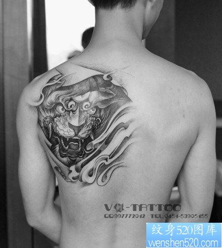 肩背前卫很帅的一张唐狮子纹身图片