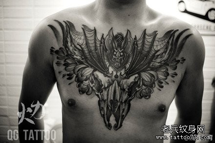 男生前胸流行超酷的蝙蝠羊头骷髅纹身图片