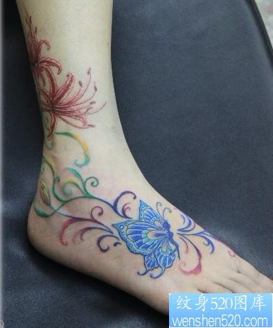 女性纹身图片：脚部彩色蝴蝶精灵藤蔓纹身图案