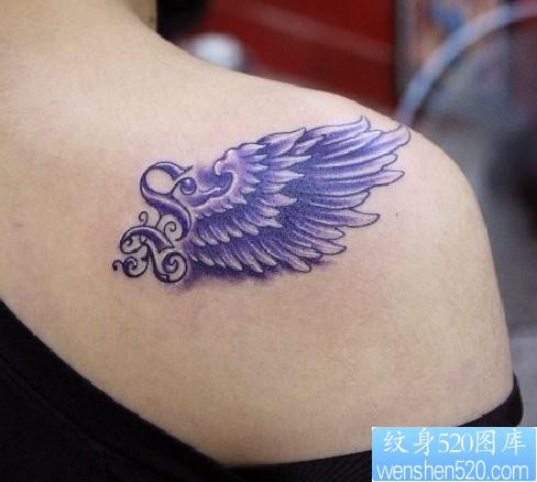 女性纹身图片：肩部彩色翅膀纹身图案