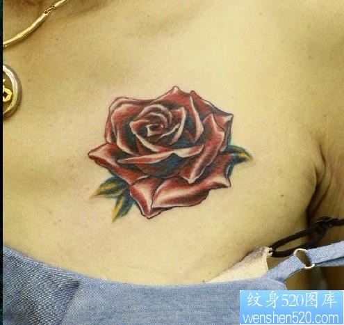 女性纹身图片：胸部彩色玫瑰纹身图案