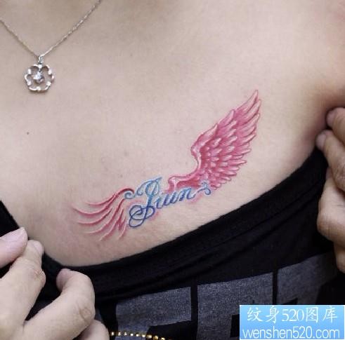 女性纹身图片：胸部彩色翅膀纹身图案
