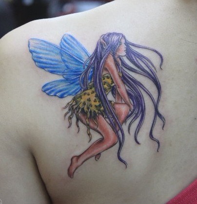 女性纹身图片：肩部彩色精灵翅膀纹身图案