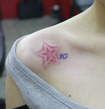 女性纹身图片：肩部彩色五角星纹身图案
