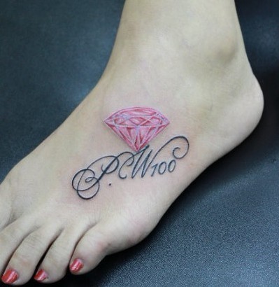 女性纹身图片：脚部彩色钻石纹身图案