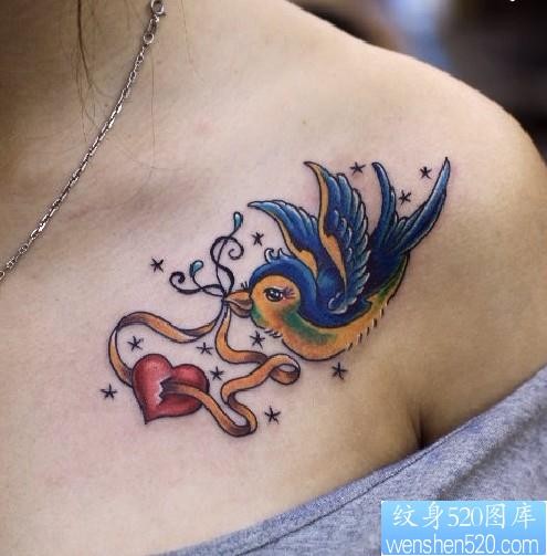 女性纹身图片：肩部彩色爱心小燕子纹身图案