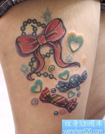 女性纹身图片：腿部彩色蝴蝶结爱心糖果纹身图案