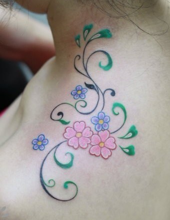女性纹身图片：肩部彩色樱花藤蔓纹身图案