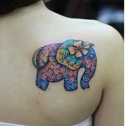 女性纹身图片：肩部彩色大象纹身图案