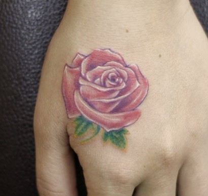 女性纹身图片：手背彩色玫瑰纹身图案