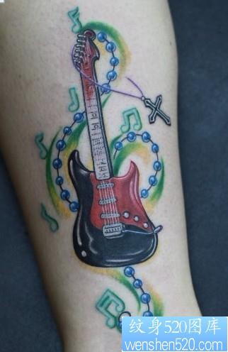 女性纹身图片：腿部彩色贝斯吊链音符纹身图案