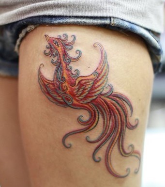 女性纹身图片：腿部彩色凤凰纹身图案