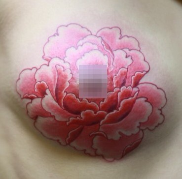 女性纹身图片：胸部彩色牡丹纹身图案