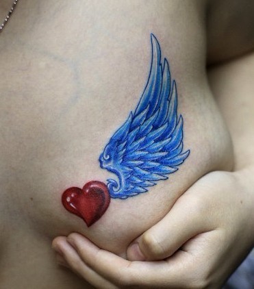 女性纹身图片：胸部彩色爱心翅膀纹身图案