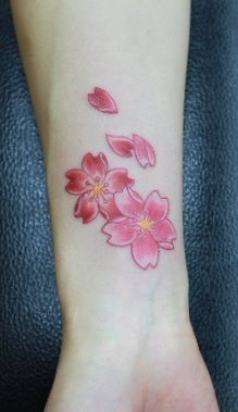 女性纹身图片：手臂彩色樱花纹身图案