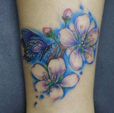 女性纹身图片：腿部彩色花卉蝴蝶纹身图案