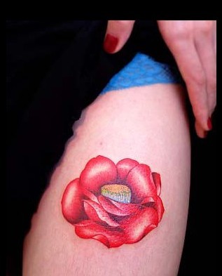 腿部红色花卉纹身图片图案