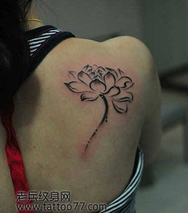 美女肩部唯美流行的莲花纹身图片