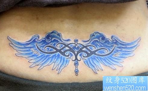 女性纹身图片：腰部彩色翅膀图腾纹身图案