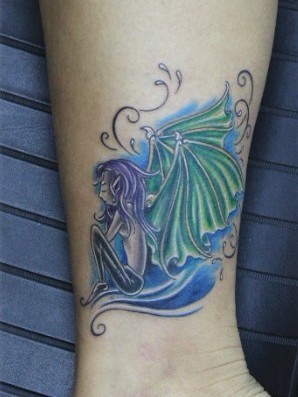 女性纹身图片：腿部彩色精灵翅膀纹身图案