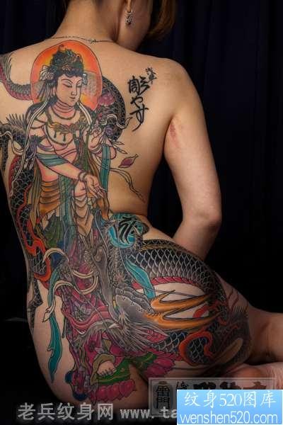 女性背部观音踏龙纹身图案欣赏