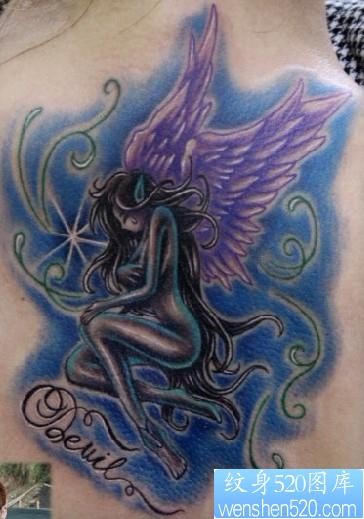 女性纹身图片：颈部彩色精灵翅膀纹身图案