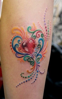 女性纹身图片：手臂彩色爱心藤蔓纹身图案