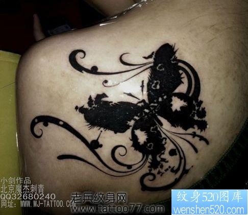 美女肩部精美流行的图腾蝴蝶纹身图片